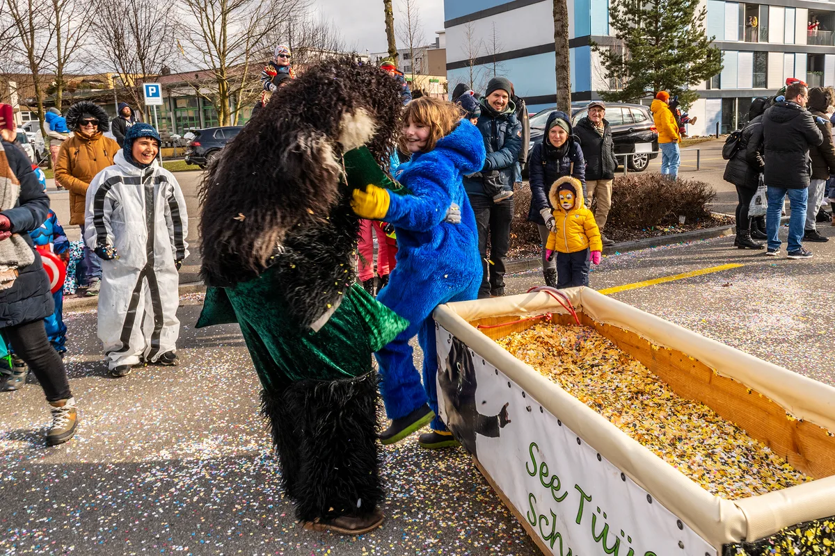 Was gibt es schöneres als ein Konfettibad bei den See Tüüfel. Der Fasnachtsumzug in Robenhausen war laut, bunt und sehenswert.